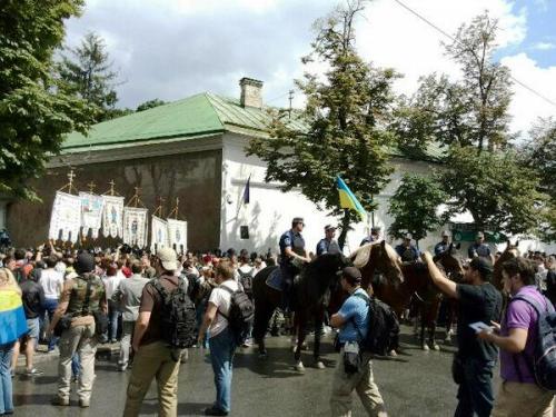 Київ: МП хотів провести ходу проти євроінтеграції, але прийшли люди і заблокували її (ФОТО,ВІДЕО)
