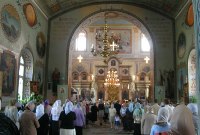 люди в церкві