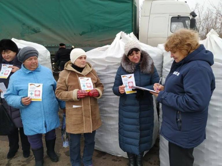 Карітас забезпечив більше 700 домогосподарств буферної зони твердим паливним брикетом