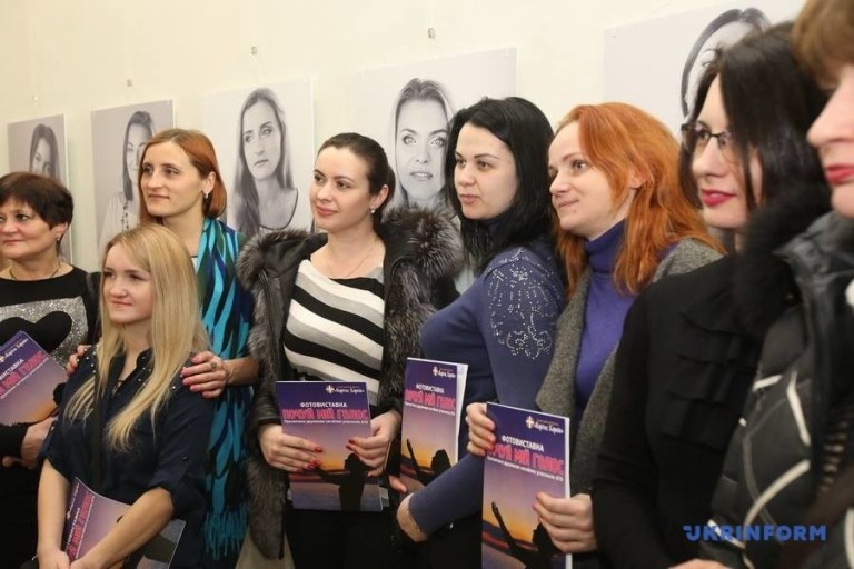 Карітас Харків провів виставку фотопортретів вдів учасників АТО