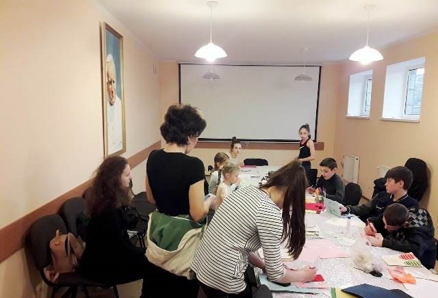 На Полтавщині проходив майстер-клас із виготовлення Великодніх еколистівок для воїнів АТО