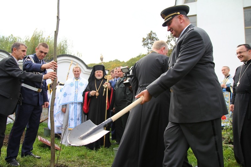Капелан з Хорватії активно долучився до посадження дерева