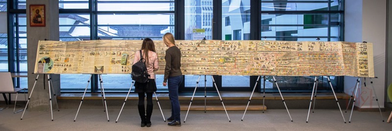 Львів’янка подарувала бібліотеці УКУ 7-метрову карту світової історії (ВІДЕО)