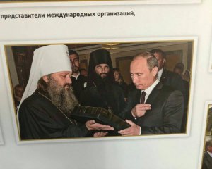 У Києво-Печерській лаврі вивісили фотографію з Путіном