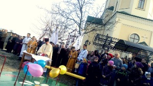 На Львівщині окрасою території церкви став дитячий майданчик.(ФОТО)