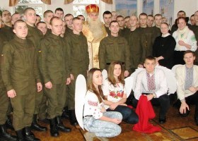 До військових Києва з солодкими подарунками завітав святий Миколай