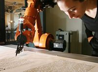 У Німеччині робот каліграфічно переписує текст Біблії