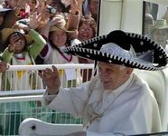 Папа Бенедикт XVI в сомбреро