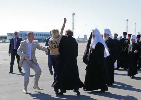Kill Kirill. На Російського Патріарха Кирила накинулася активістка FEMEN