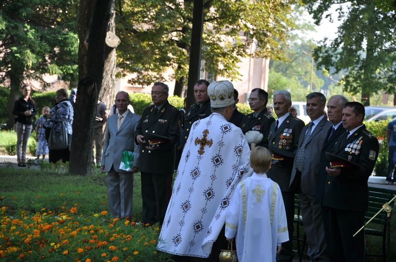 о.Яросла Царик окроплює святою водою військовослужбовців Капелан УГКЦ о.Тарас Дзьоба