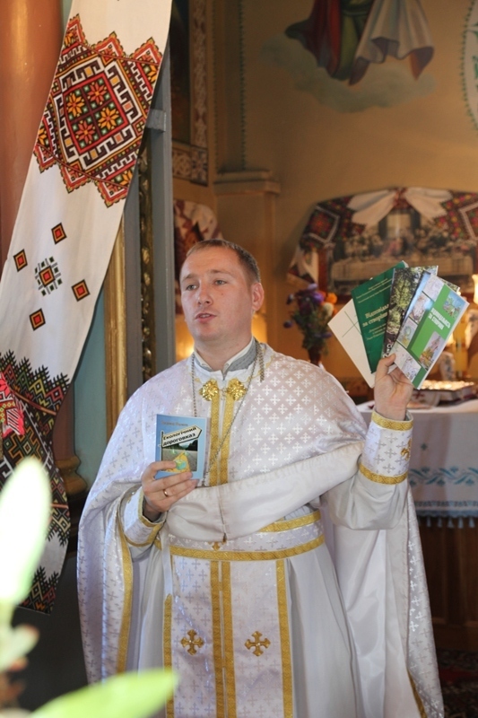 Презентація подарованих парафіяльній бібліотеці книг від бюро УГКЦ з питань екології. Фото: Олександр Курило