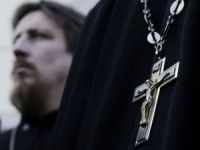 В селі Грубна Сокирянський району Чернівецької області на Покрову Пресвятої Богородиці за кандидата у 204 виборчому округу, регіонала Артема Семенюка, сина голови Чернівецької ОДА, агітував священник у церкві. Факт агітації зафіксував на відео активіст громадянської мережі В селі Грубна Сокирянський району Чернівецької області на Покрову Пресвятої Богородиці за кандидата у 204 виборчому округу, регіонала Артема Семенюка, сина голови Чернівецької ОДА, агітував священник у церкві. Факт агітації зафіксував на відео активіст громадянської мережі