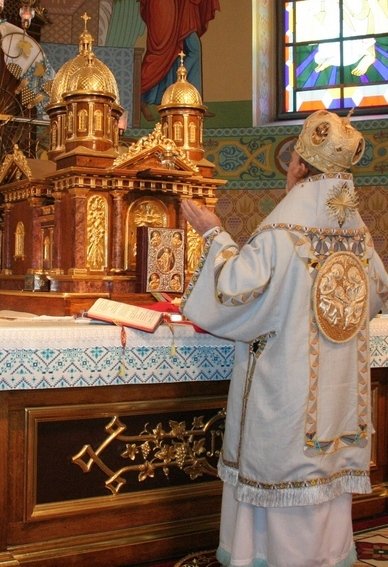 Владика Михаїл (Колтун) в солом’яній митрі, панагії і ризах з елементами соломи очолює Різдвяне Богослужіння в катедральному соборі Петра І Павла м.Сокаль 2013 р.