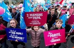Поліція Франції жорстоко придушує мітинги на захист сім'ї