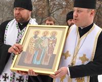 Екуменізм. Священнослужитель УГКЦ привіз ікону трьох святителів до храму УАПЦ