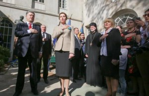 Українці Парижу на чолі з єпископом Борисом Ґудзяком вітали президента Петра Порошенка