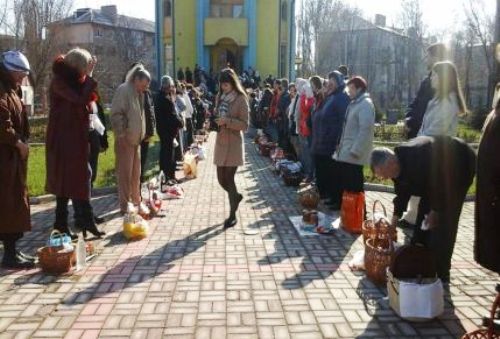 На свято Воскресіння ГНІХ в Донецьку греко-католицькі храми були переповнені.(ФОТО)