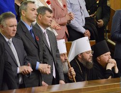 Ієрархи УПЦ на чолі з митр.Онуфрієм не піднятися під час урочистого зачитування героїв України(ФОТО)