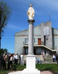 Хмельниччина: статую Богородиці встановили на місці пам'ятника Леніну