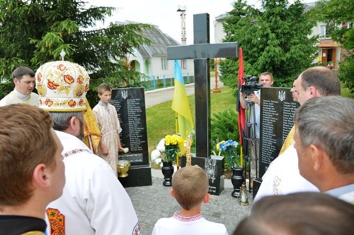 На Коломийщині освячено пам’ятний монумент в честь Героїв Небесної Сотні та загиблих в АТО.(ФОТО) На Коломийщині освячено пам’ятний монумент в честь Героїв Небесної Сотні та загиблих в АТО.(ФОТО)