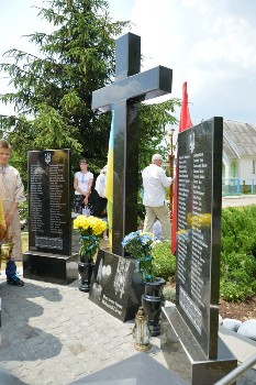 На Коломийщині освячено пам’ятний монумент в честь Героїв Небесної Сотні та загиблих в АТО.(ФОТО)