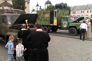 Освячено переобладнаний автомобіль під сауну, для потреб військових