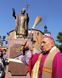 Пам'ятник Івану Павлу ІІ відкрили у Бердичиві.(ФОТО)