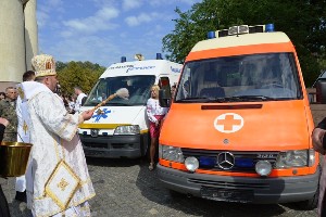 Коломия: греко-католики передали на фронт 2 ренеамобіля