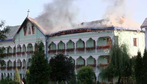 На Буковині горів монастир.(ФОТО,ВІДЕО) На Буковині горів монастир.(ФОТО,ВІДЕО)