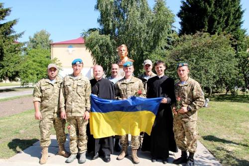 Пам’ятник десантникам, загиблим в зоні АТО, освятив Головний капелан ЛА УГКЦ