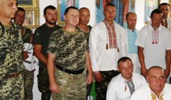Греко-католики зі Львова подарували вишиванки військовим на передову