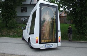 Єдиний у світі екземпляр: автомобіль-каплиця