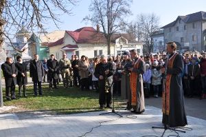 На Франківщині освятили пам'ятник Героям Небе сної сотні та загиблим воїнам АТО.(ФОТО) На Франківщині освятили пам'ятник Героям Небе сної сотні та загиблим воїнам АТО.(ФОТО)