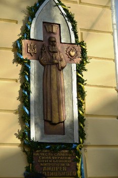 Митрополитові Шептицькому встановили вже четверту меморіальну дошку у Чернівцях.(ФОТО)