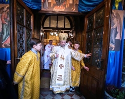Двері в катедральному храмі Пресвятої Родини УГКЦ в Лондоні урочисто відкрив Владика Гліб