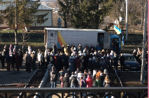 Греко-католицька громада селища Отинія в черговий раз відправила допомогу в зону АТО.(ФОТО)