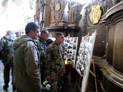 Львів: захисники Донецького аеропорту завітали на молитву до Гарнізонного храму.(ФОТО) 