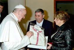 Папі подарували вишивану священичу сорочку.(ФОТО)