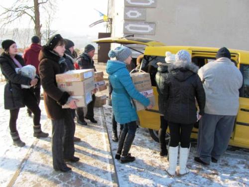 Понад 5000 пампухів та інші продукти для вояків АТО зібрали греко-католики на Тернопільщині.(ФОТО)