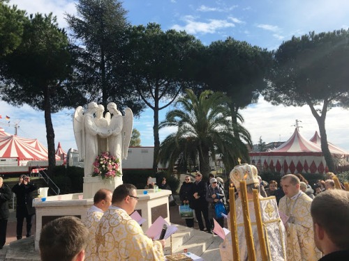 Італія: у фонтаті “Три ангели”  на території собору св.Софії владика УГКЦ Діонісій освятив воду