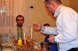 На Полтавщині греко-католицький священик запроcив до себе переселенців на Свят-вечір.(ФОТО)