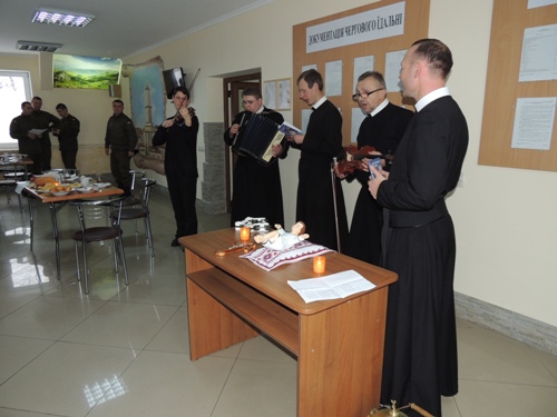 До Святвечора з нацгвардійцями долучились ченці василяни.(ФОТО)