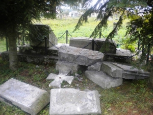 Польща: вандали зруйнували пам’ятник українцям, в тому числі воїнам УПА