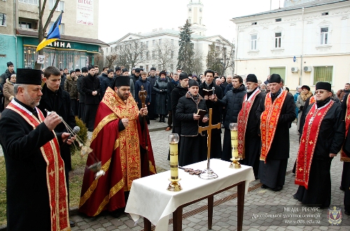 У Дрогобичі молились панахиду за загиблими на Майдані.(ФОТО)