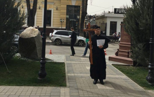 Одиночний пікет у Сімферополі.(ФОТО) Одиночний пікет у Сімферополі.(ФОТО)