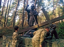 У відпустовому місці с. Страдч Хресну дорогу молились військовослужбовці з Дніпропетровська