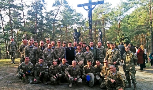 У відпустовому місці с. Страдч Хресну дорогу молились військовослужбовці з Дніпропетровська У відпустовому місці с. Страдч Хресну дорогу молились військовослужбовці з Дніпропетровська