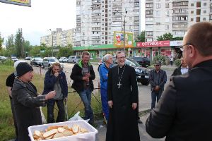 Київ: Нунцій Клаудіо Ґуджеротті, особисто підтримав потребуючих.(ФОТО)