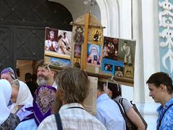 В центрі Києва, вигукують і співають про Рассєю-матушку і царя батюшку і про Україну-