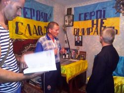 Вінничина: родини загиблих і поранених воїнів  з допомогою відвідує священик УГКЦ